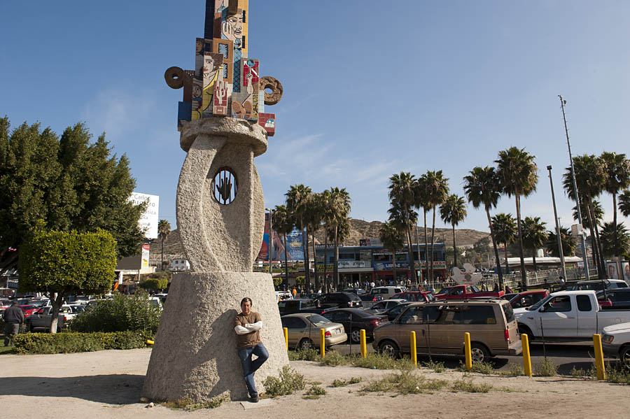 Oscar Ortega, sculptor, Tijuana. @ Stefan Falkehttp://www.stefanfalke.com/