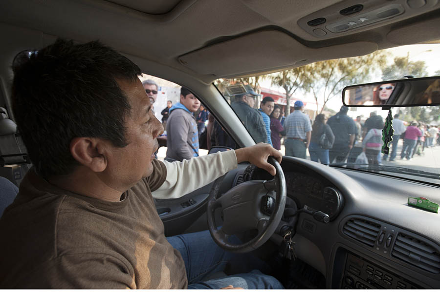 Oscar Ortega, sculptor, Tijuana. @ Stefan Falkehttp://www.stefanfalke.com/