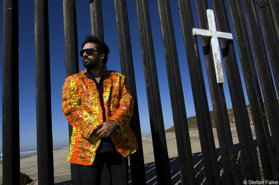 Artist Pablo Llana in Playas de Tijuana© Stefan Falke www.stefanfalke.com